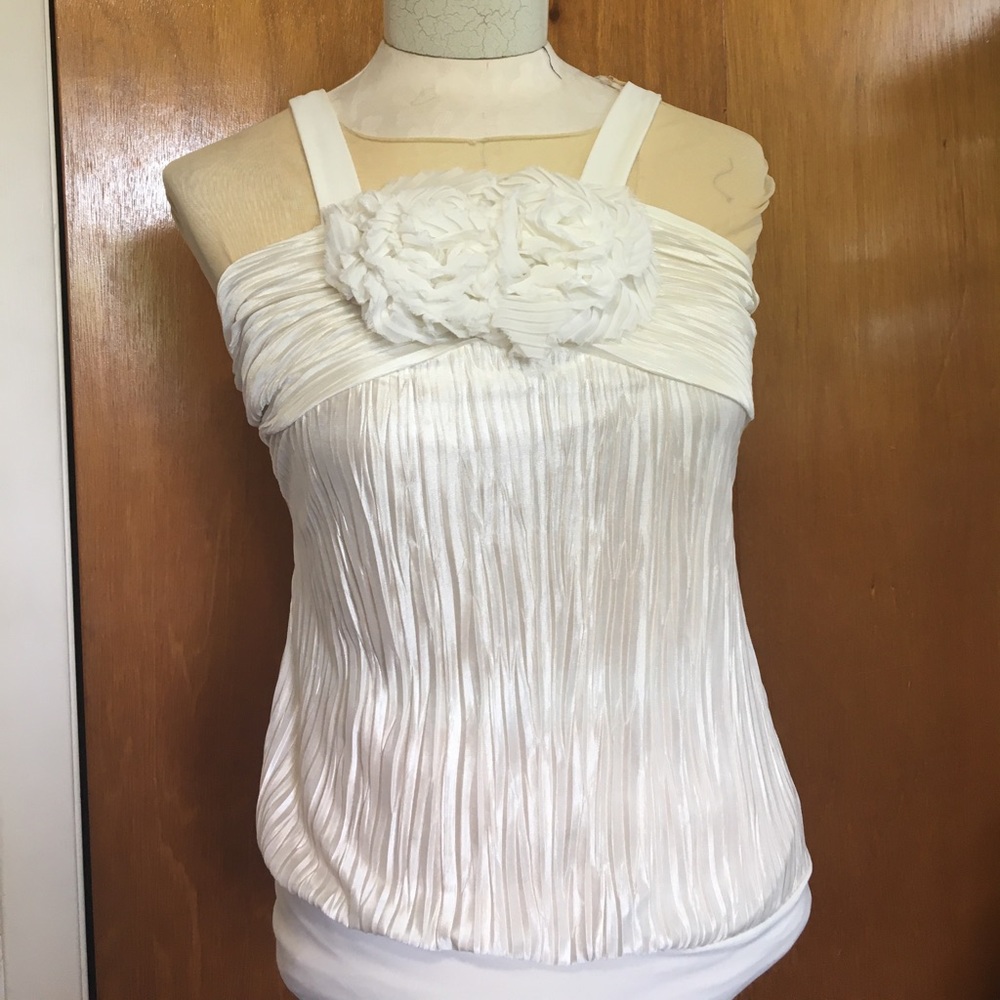 Beautiful white halter with flower in Center